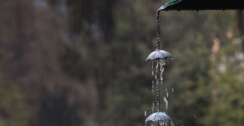 Les chaines de pluie, une alternative décorative pour l'évacuation d'eau de pluie